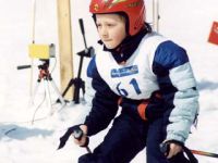 mały zawodnik w pełni skoncentrowany, ruszył...